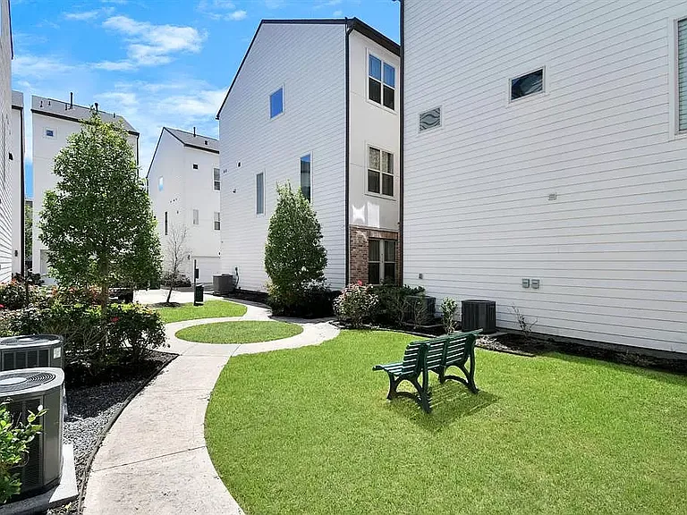 714 Clark St — Photo 22