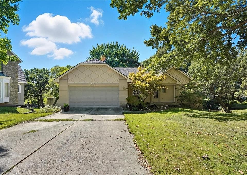 1st image of 221 NW Aspen Ct
