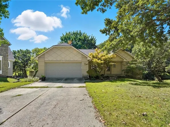 221 NW Aspen Ct, Lees Summit, MO 64064