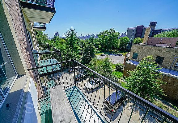 4th image of 2716 12th St #4B