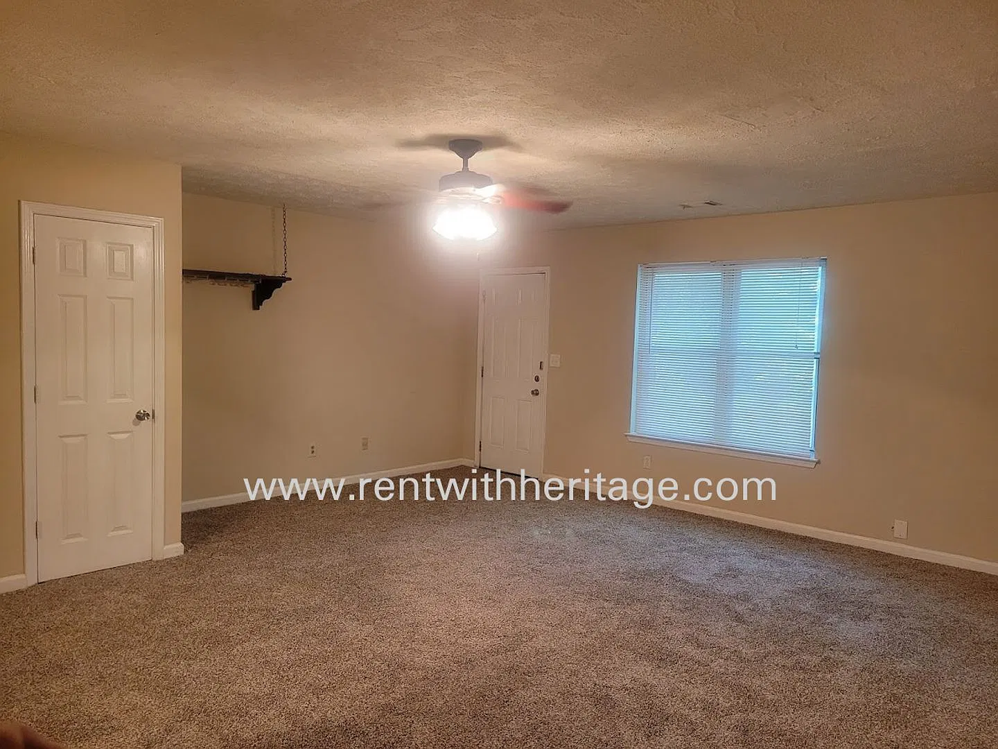Wow .....Awesome Brick Townhome ( Corner Unit ) Great Home In Great Location — Photo 4