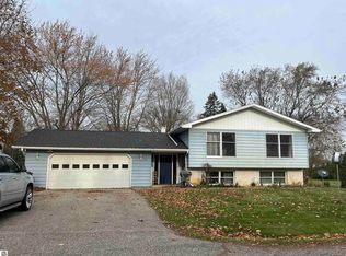 321 Schoolcrest Dr, Shepherd, MI 48883