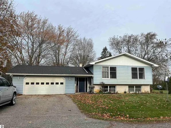 321 Schoolcrest Dr, Shepherd, MI 48883