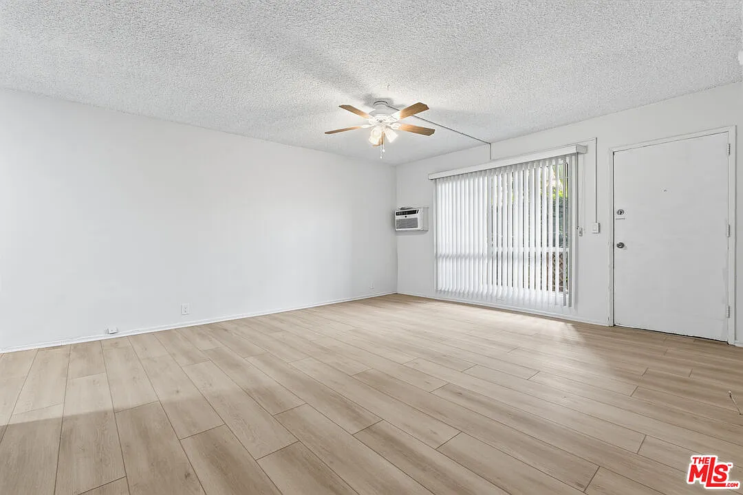 3 bed, 2.0 bath, 1400 sqft, $4,195 — Photo 2