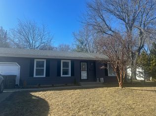 1103 N Oakwood Dr, McHenry, IL 60050