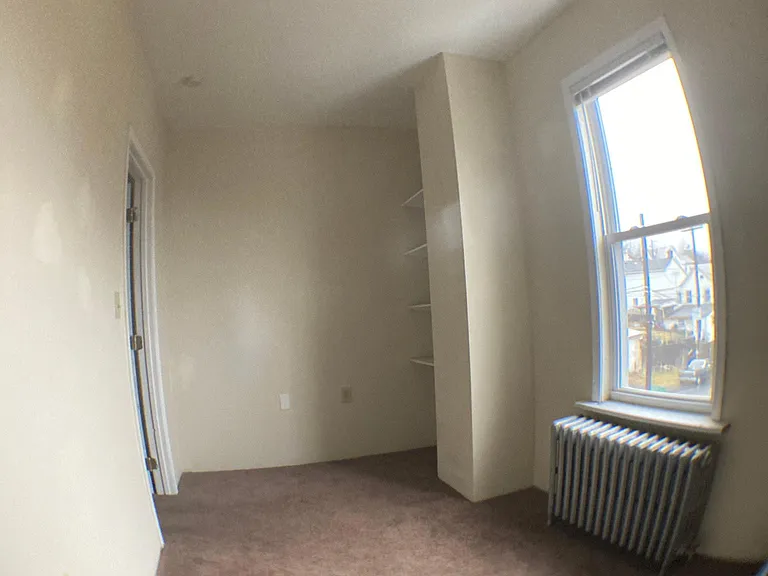 307 W 8th St — Photo 3