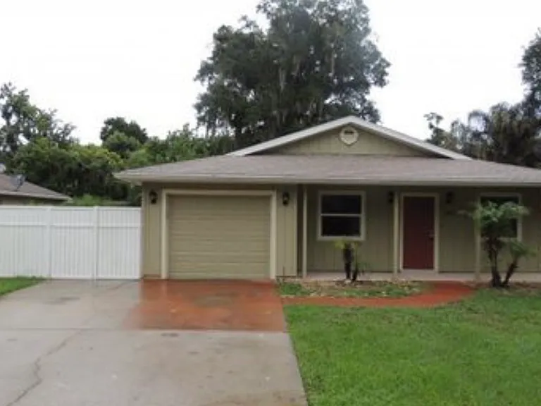 1935 Vernon Pl — Photo 1