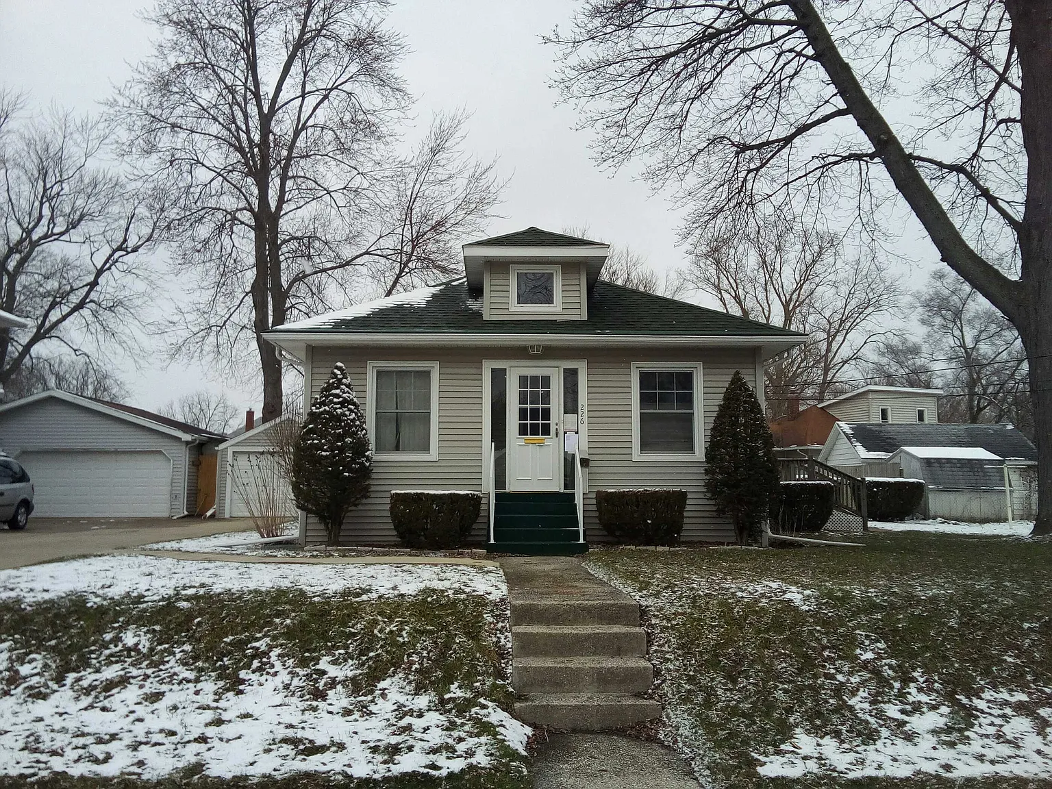 226 Oakwood Ave photo 1