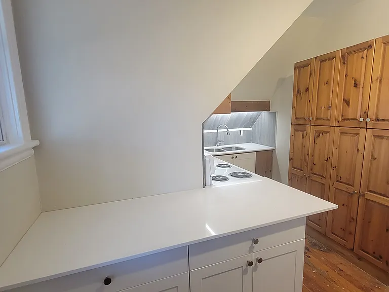 300 Princess Ave — Photo 24