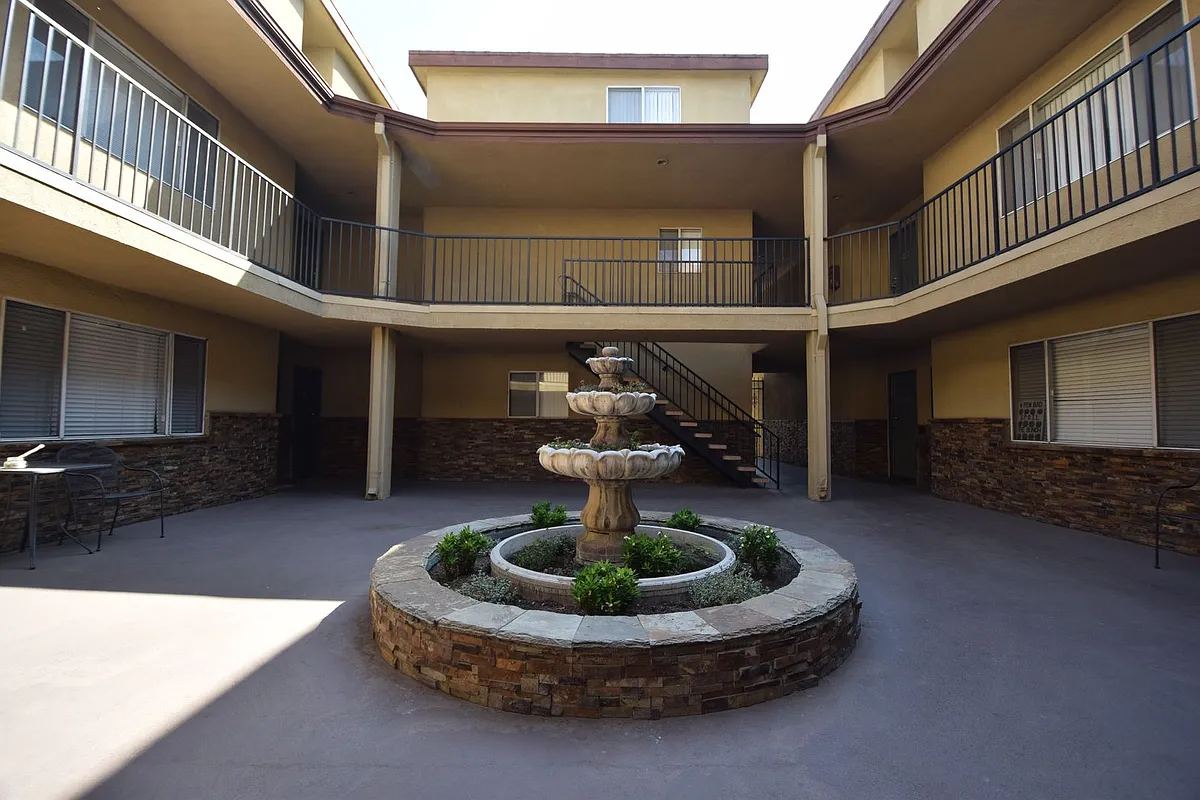 Building Photo - 6401