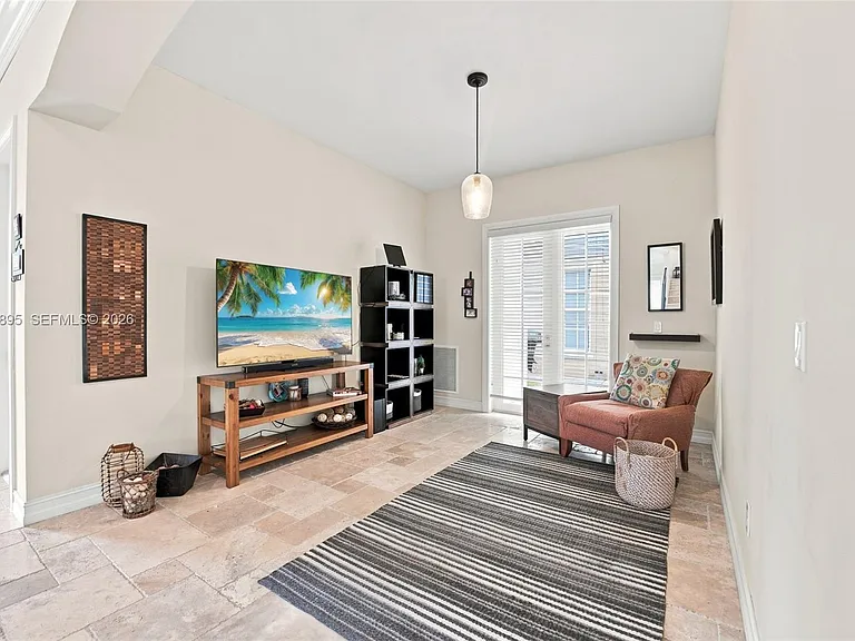 1419 SW 21st Ct — Photo 9