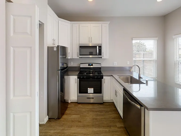 5214 E Falls View Dr — Photo 5