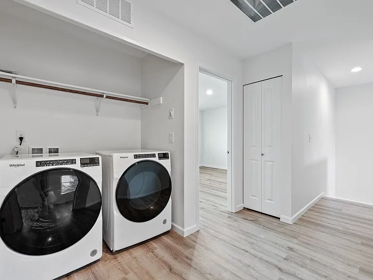 1061 Ebbets Dr SW — Photo 22