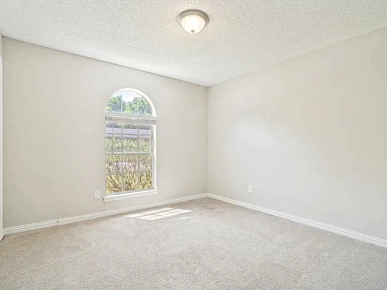 634 Lisa St — Photo 9