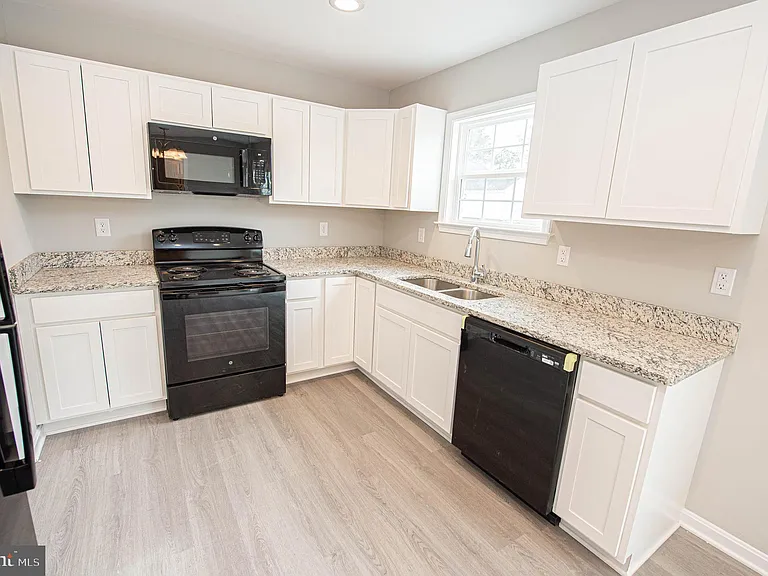 242 Morgans Ct — Photo 18