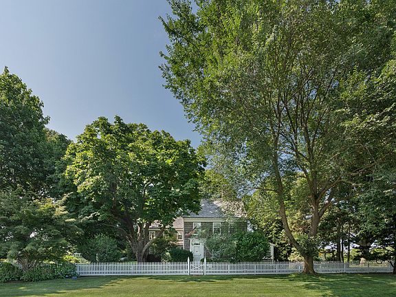 2nd image of 700 Hedges Ln