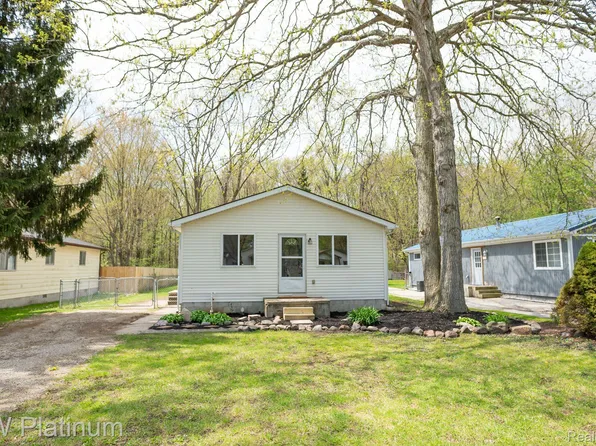 9114 Island Dr, Algonac, MI 48001