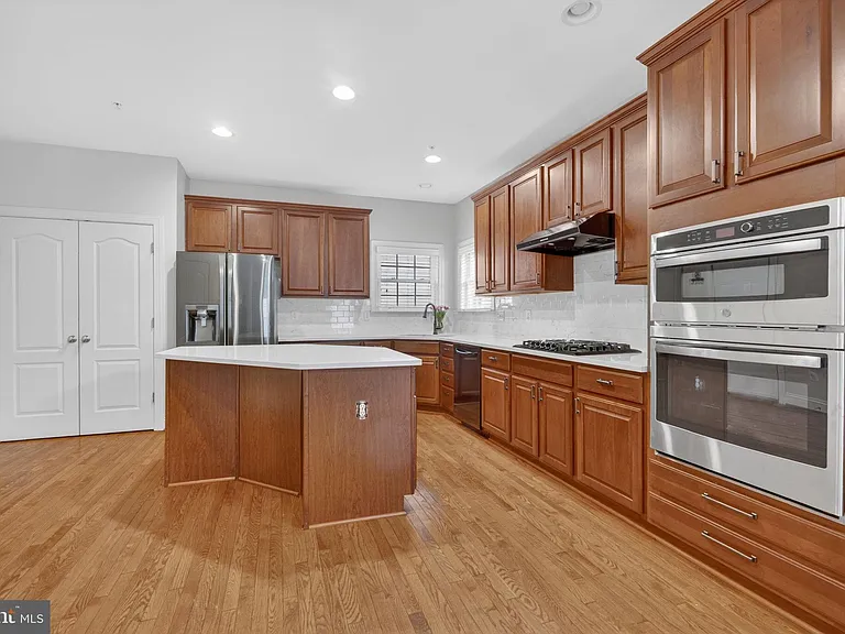 15806 Copper Beech Dr — Photo 18
