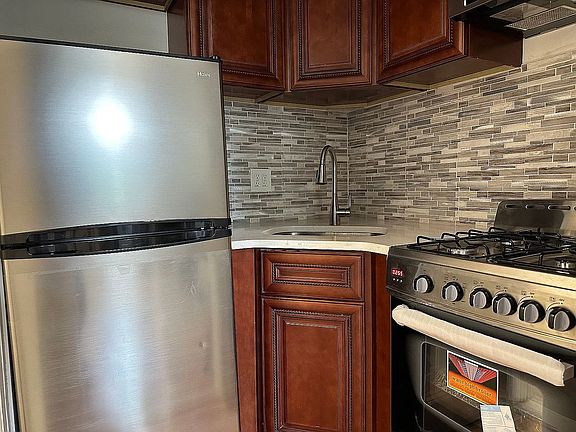 4th image of 251 Jefferson Ave APT 5