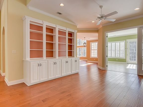 5th image of 251 Golden Oak Dr