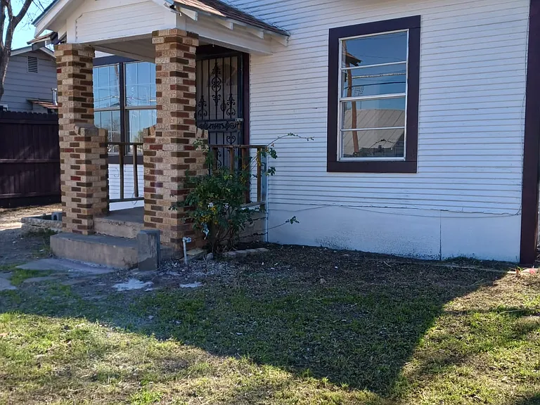 414 W Theo Ave — Photo 1