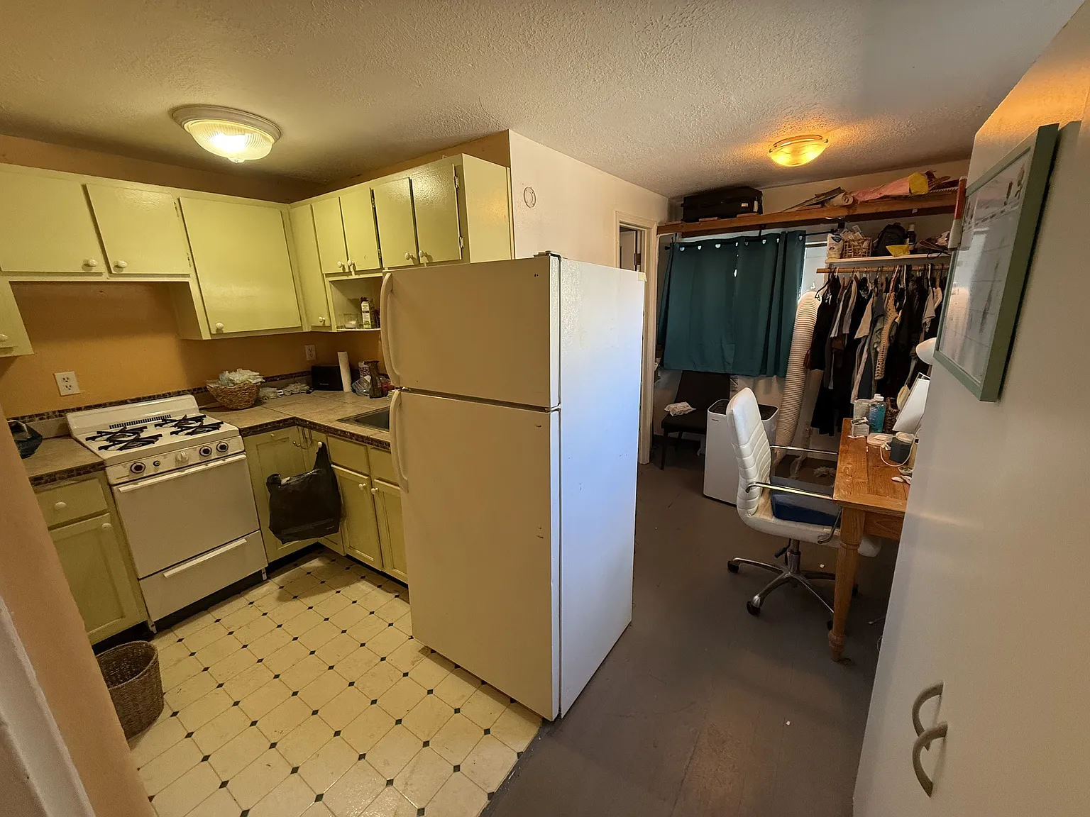 Studio, $1,000 — Photo 3
