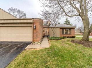 36713 Tanglewood Ln, Farmington, MI 48331