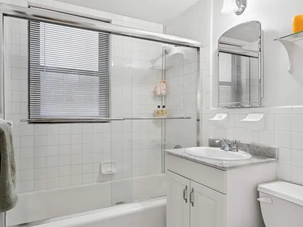 135 East 54th Street image 8 of 10