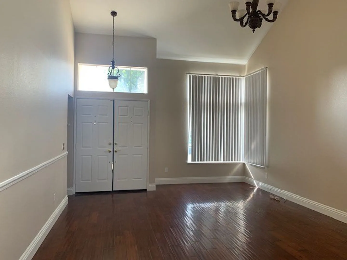Spacious 3 Bedroom Home in Azusa — Photo 2