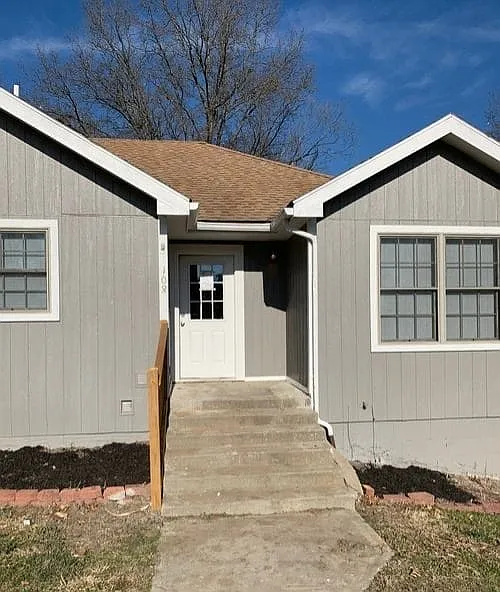 2 bed, 1100 sqft, $975 — Photo 1