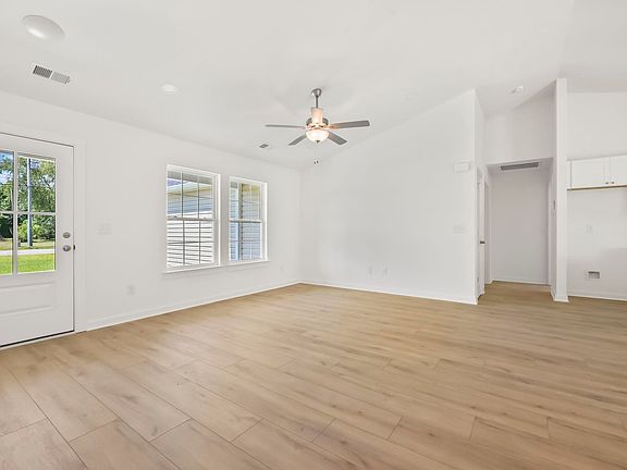 5th image of 439 Pine Needle Dr.