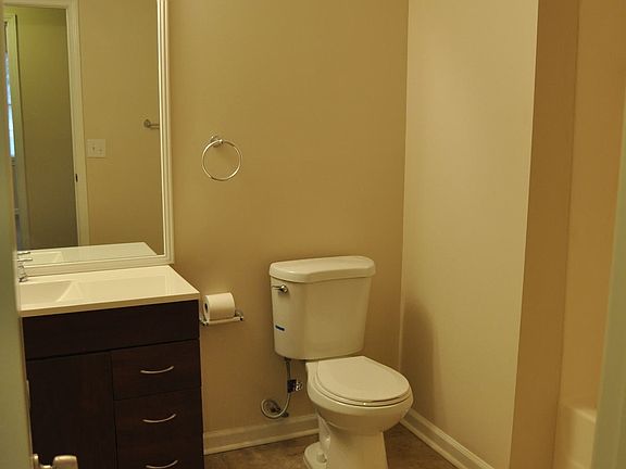 5th image of 40 Aspen Lake Dr E