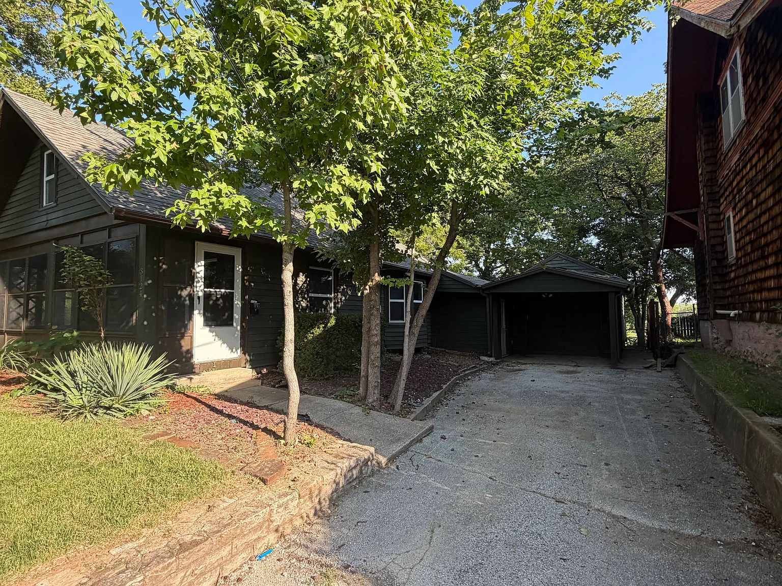 4 bed, 1000 sqft, $2,100 — Photo 2
