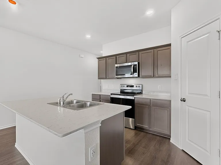 816 Glover Dr — Photo 1