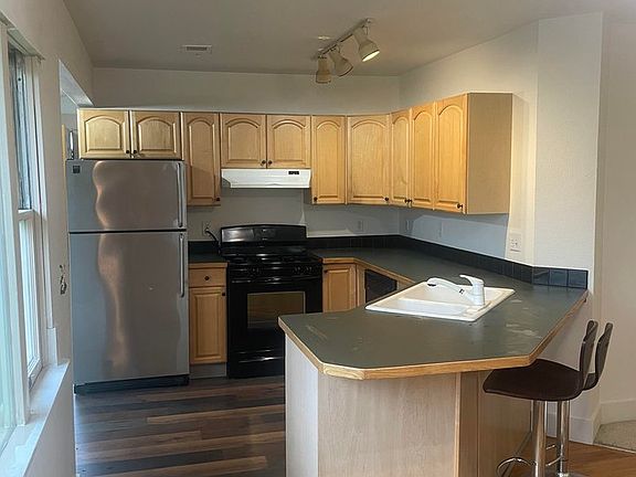 3rd image of 936 Parkview St