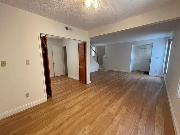 4th image of 1605 Carver St