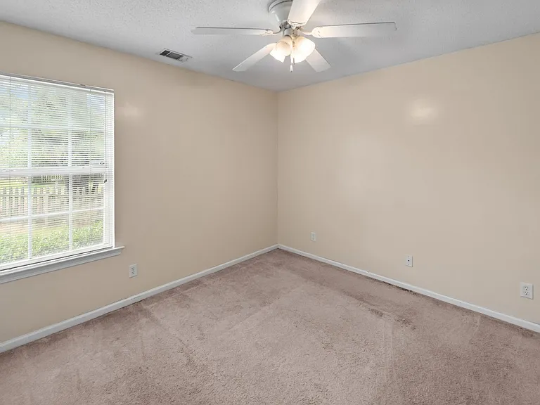 119 Pampas Dr — Photo 38