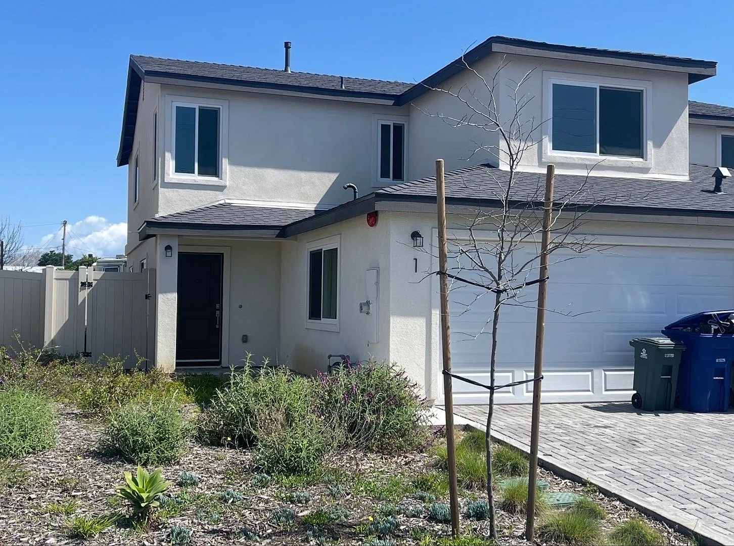 4 bedrooms 2.5 baths townhome in Chula Vista — Photo 1