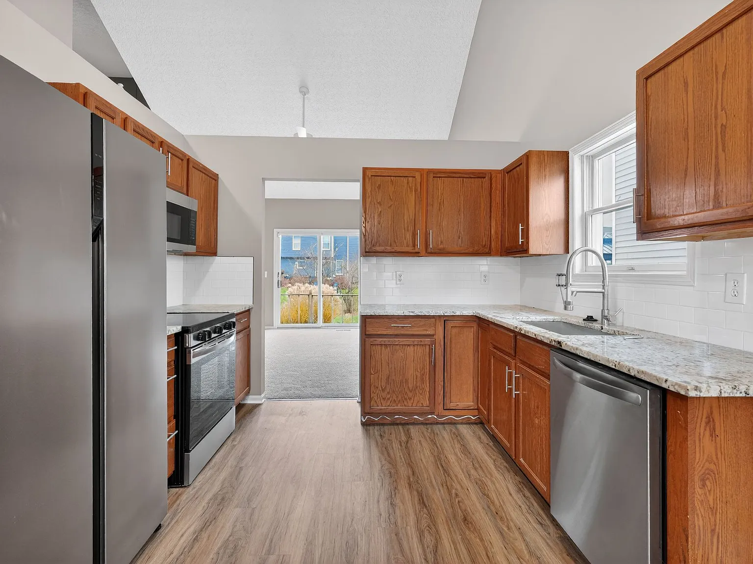 3 bed, 2.5 bath, 1576 sqft, $2,975 — Photo 4