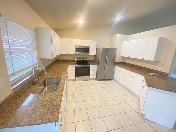 5th image of 205 Blackstone Dr