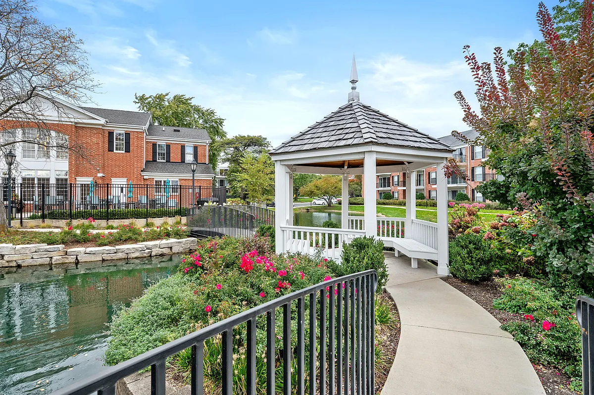 Building Photo - Versailles on the Lakes Oakbrook*