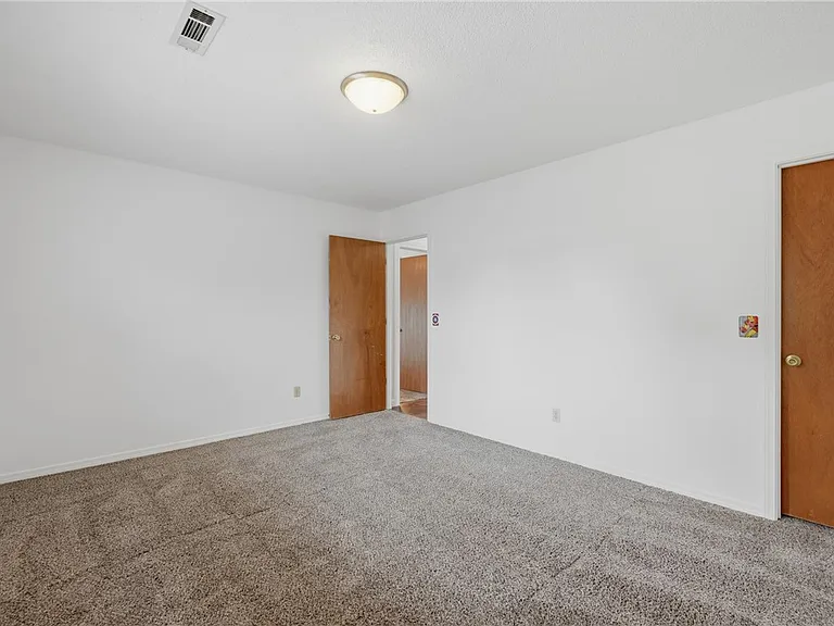 909 W Linden St — Photo 20