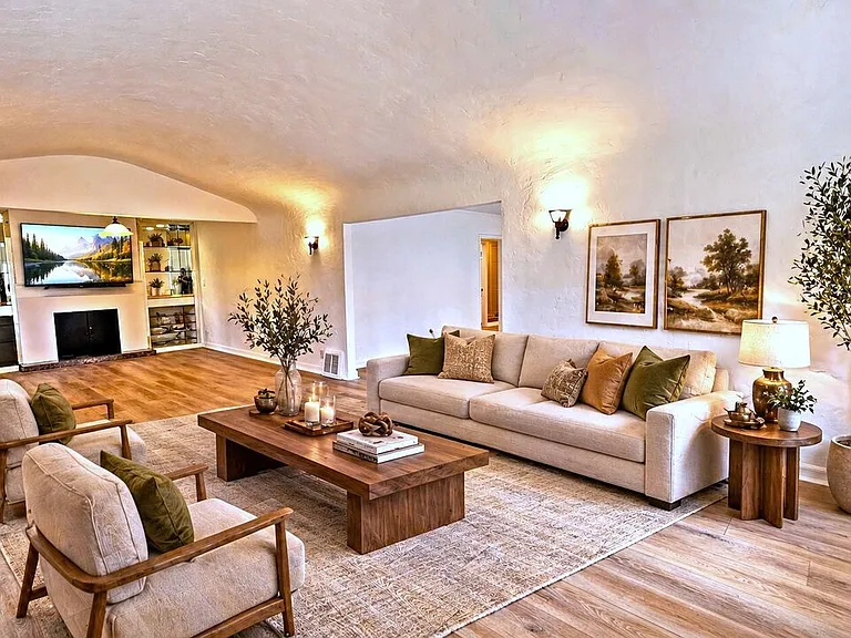 132 S La Peer Dr — Photo 2