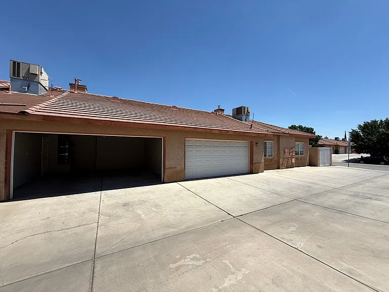Yellow Meadow Ct 548 — Photo 31