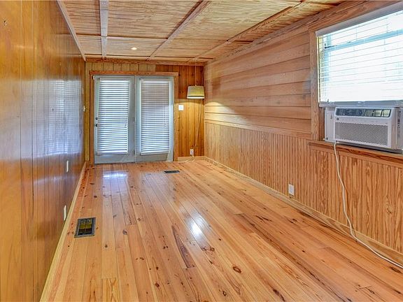 3rd image of 507 W Ocean View Ave