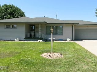 912 Pleasant View Dr, Grand Island, NE 68801