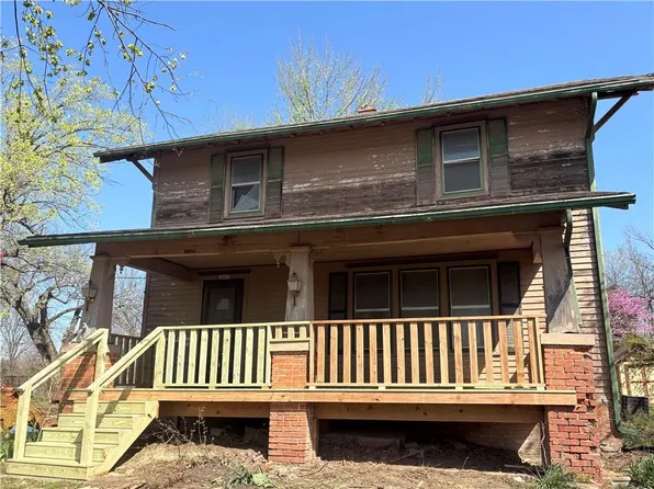 305 E 8th St, Wellsville, KS 66092