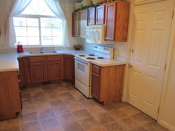 Kitchen w/privacy window