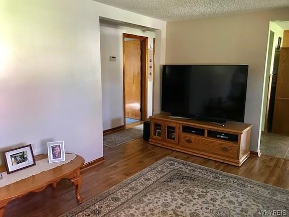 5th image of 214 N Autumn St