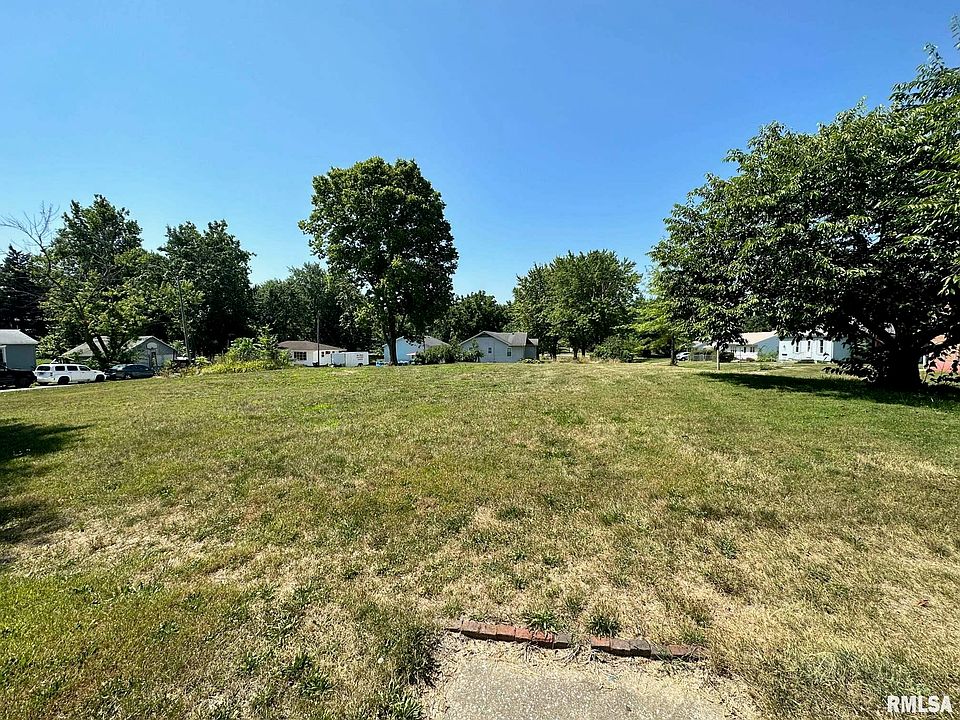2nd image of 300 E Beardstown St